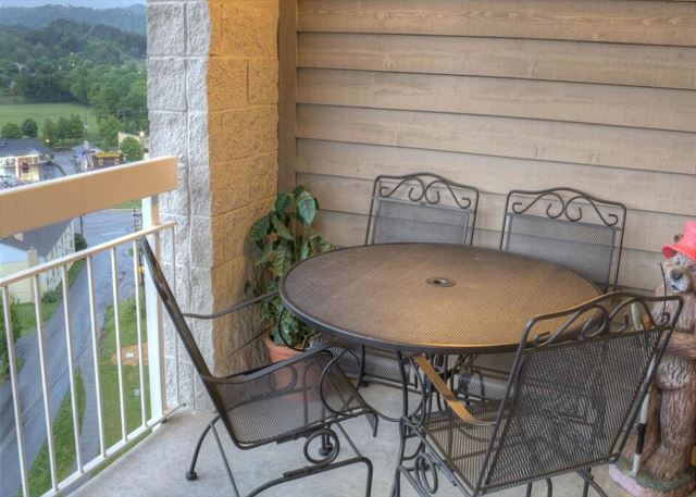 Whispering Pines 141 Pigeon Forge TN Downtown City View Condo