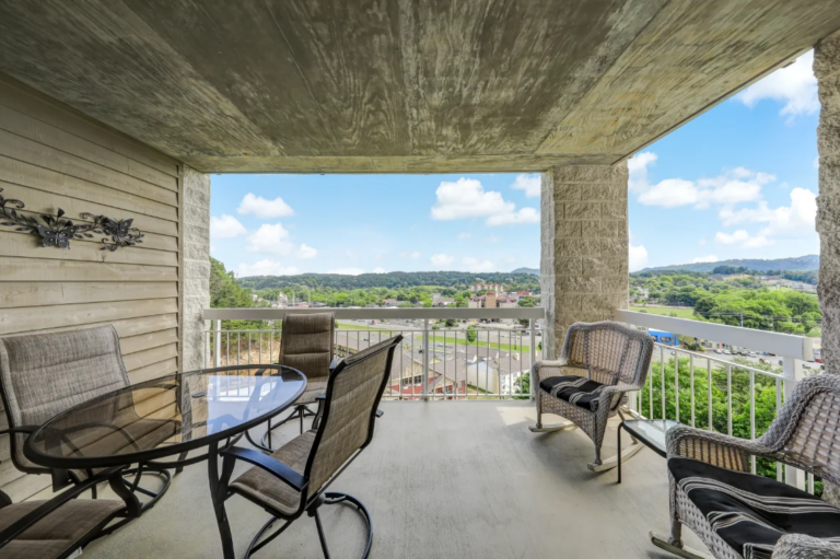Whispering Pines Condo 243 near Smokies and Dollywood, in Pigeon Forge TN
